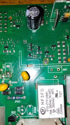 Indesit WIXL 12FRTEY - zamek zamyka się po zamknięciu drzwiczek