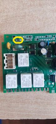 Płyta drukowana z różnymi komponentami elektronicznymi, w tym termistorem i warystorem.
