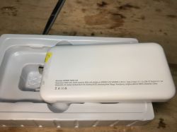 Biały powerbank Wozinsky WPBWE1 w opakowaniu na stole.