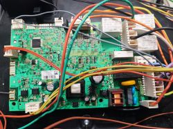 Widok na płytkę sterującą mikrofalówki Electrolux z widocznymi przewodami i komponentami.