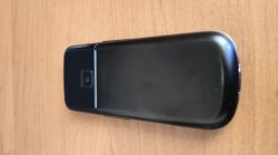 Czarny telefon Nokia widziany od tyłu, leżący na drewnianej powierzchni