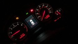 Wymiana licznika RB4 z czerwonym FIS na kolorowy w Audi A4 b6 2003, konfiguracja kablem KKL