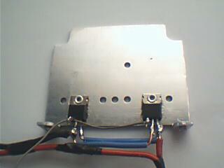 Dlaczego IRFZ44 w regulatorze 450W 36V reaguje na dotyk bramki?