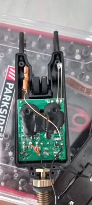 Układ elektroniczny w otwartej obudowie na tle pudełka z napisami PARKSIDE.