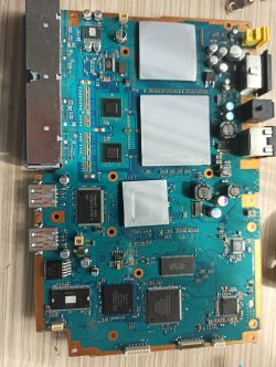 Czy podpięcie mocniejszego zasilacza do PS2 slim mogło uszkodzić konsolę?