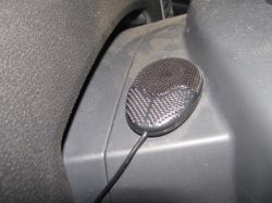 Czy Renault Modus 1.6 wyposażony jest w fabryczny zestaw głośnomówiący BT?