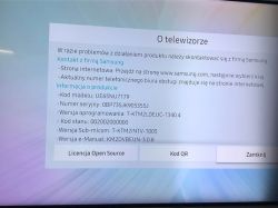 Ekran telewizora Samsung z informacjami o urządzeniu i problemem z wyświetlaniem po prawej stronie.