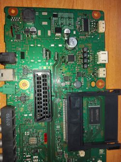 Płyta główna telewizora Sony z widocznymi elementami elektronicznymi.