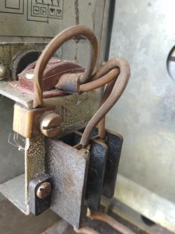 Zbliżenie na zakurzone złącze elektryczne z przewodami w starym opiekaczu Predom Selfa.