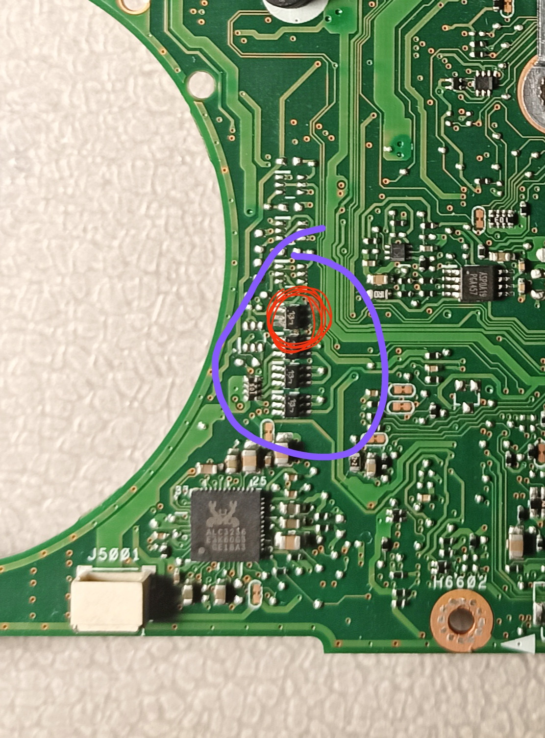 Asus X200M nie włącza się, zardzewiały element. Jaki to element?