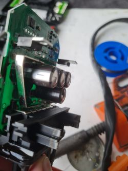 Płyta drukowana modułu wentylatora z uszkodzonymi elementami elektronicznymi