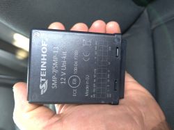Zdjęcie modułu Steinhof SMP-7/SMP-13 12V Uni-kit trzymanego w dłoni.