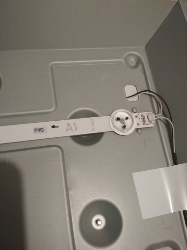 LG 32LN540B - Brak podświetlenia LED, matryca działa po oświetleniu
