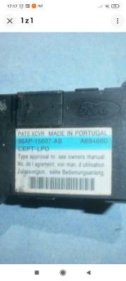 Etykieta modułu Ford PATS XCVR z numerami 96AP-15607-AB i A694680 na czarnej obudowie.