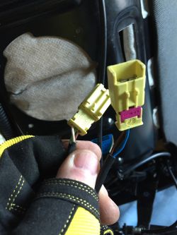 audi a3 8P - AIRBAG indicator / 2 plugs from the seat, 1 plug from the car audi a3 8P - AIRBAG indicator / 2 plugs from the seat, 1 plug from the car