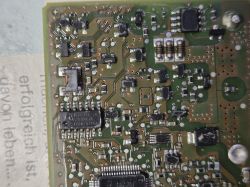 Zbliżenie na płytkę drukowaną BMS z elementami elektronicznymi.
