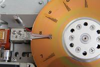 Zegarek biurkowy wykonany z starego dysku twardego