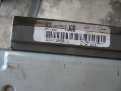 Zbliżenie na moduł PCM z naklejką z kodami i numerami.