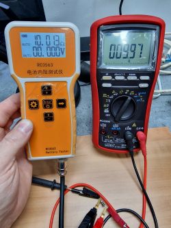 Dwa mierniki elektroniczne porównujące pomiar rezystancji, jeden RC3563 pokazuje 10,13 Ω, drugi Brymen BM869s pokazuje 9,997 Ω.