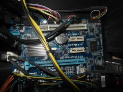 Płyta główna Gigabyte GA-B75M-D3V z zainstalowanymi kablami w obudowie komputera.
