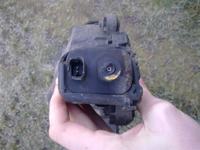 Peugeot 4007 - co to za część z olejem i kabelkami przy tylnej osi?