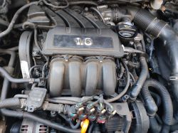 Silnik benzynowy 1.6 z widoczną instalacją elektryczną i wlewem oleju