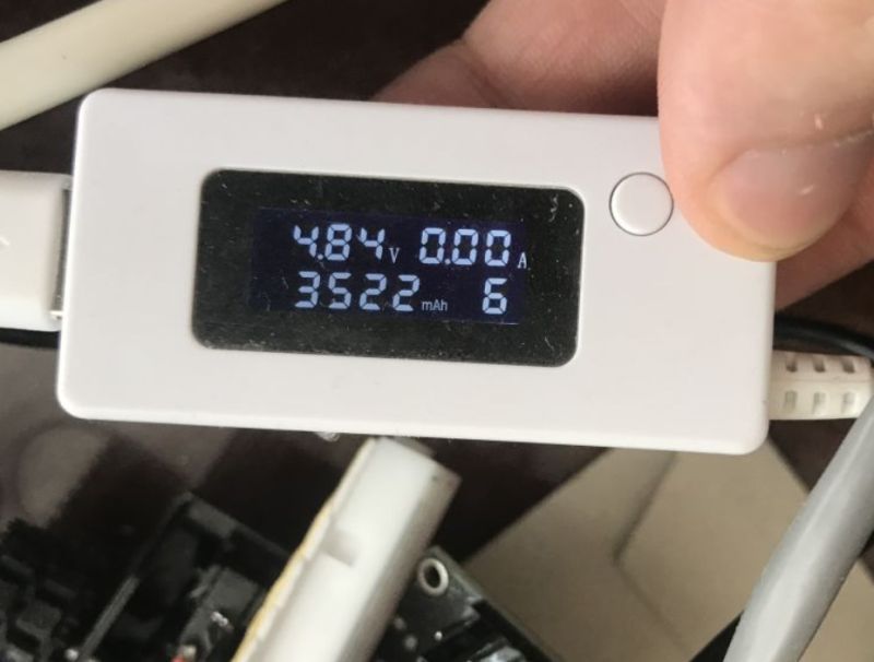 Miernik USB pokazujący napięcie 4.84 V i pojemność 3522 mAh