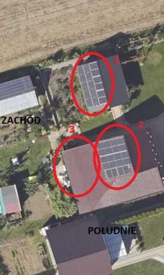 Widok z lotu ptaka na dachy budynków z panelami fotowoltaicznymi, oznaczony jako zestawy 1, 2 i 3.