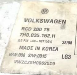 Etykieta radia samochodowego Volkswagen RCD 200 T5 z numerami identyfikacyjnymi