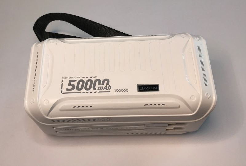 Biały powerbank Bavin 50000 mAh z nadrukiem Quick Charging i logo Bavin