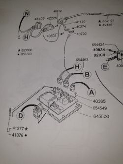Dlaczego wyważarka nie zatrzymuje koła po zmierzeniu?