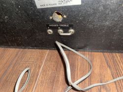 Widok tylnej części urządzenia elektronicznego z oznaczeniem „Aigues-Treble” i wyprowadzeniem kabli.