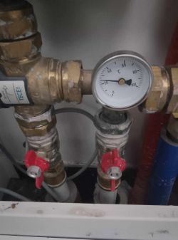 Zawór mieszający z manometrem na instalacji grzewczej