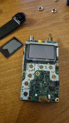Rozebrany transceiver Yaesu VX-2R z wymontowanym wyświetlaczem LCD.