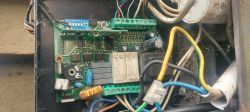 Zbliżenie na płytkę drukowaną z przewodami, przekaźnikami i elementami elektronicznymi