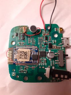 Zdjęcie płytki drukowanej głośnika bezprzewodowego Philips BT100 z zaznaczonymi na czerwono elementami, które się nagrzewają.