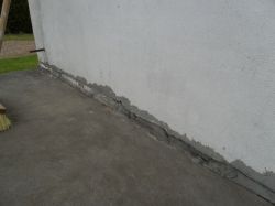 Naprawa posadzki tarasu: zastosowanie zaprawy wyrównującej Nivoplan Mapei i desek kompozytowych