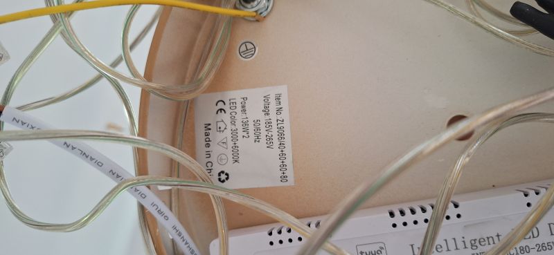 Etykieta techniczna lampy LED z danymi napięcia, mocy i temperatury barwowej