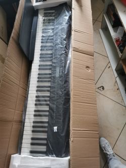 Cyfrowa klawiatura pianina w oryginalnym opakowaniu, zabezpieczona folią.
