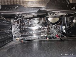 Wnętrze komputera z widoczną płytą główną Asus H97-PRO z gniazdami PCIe.