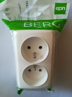 Podwójne gniazdko elektryczne BERG w oryginalnym opakowaniu