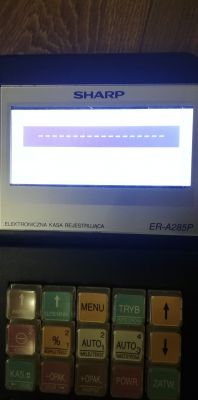 Widok elektronicznej kasy fiskalnej SHARP ER-A285P z ekranem wyświetlającym same minusy.