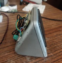 Widok boczny prowizorycznego głośnika Bluetooth z Raspberry PI Pico 2W i kablem.