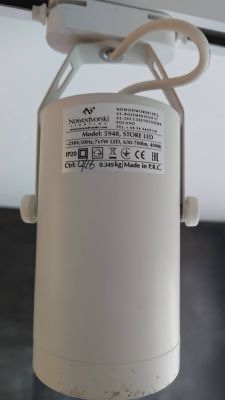 Biała lampa sufitowa LED Nowodvorski model 5948 z widoczną etykietą techniczną