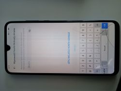 Ekran Huawei P30 z komunikatem o konieczności podania hasła blokady ekranu oraz widoczną klawiaturą i pęknięciem na ekranie.