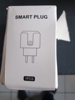 A smart plug box with the label SMART PLUG and a simple drawing of the device.