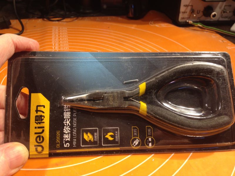 Kombinerki marki Deli zapakowane w plastikowy blister.