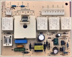 Płytka PCB sterownika z przekaźnikami HF3FA i układem LNK364PN oraz złączami u góry