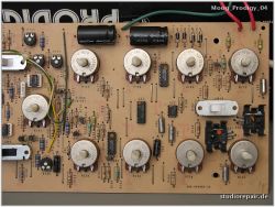 Zamontowana płytka PCB z komponentami analogowymi w stylu Mooga
