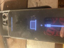 iPhone 15 Pro Max w trybie awaryjnym, podłączony do komputera